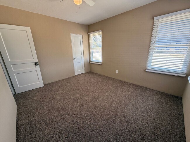 Building Photo - Cozy 3 Bedroom/1 Bath Home in Oildale!