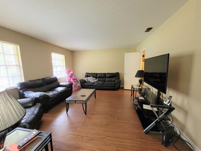 Building Photo - 2318 Vinkara Dr