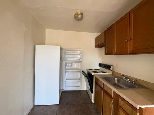 Building Photo - 8 Minutes from Downtown Phoenix!