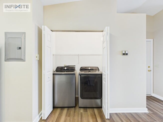 Foto del edificio - Bright & Updated 2 Bedroom Condo with Mountain Views – Available Now!