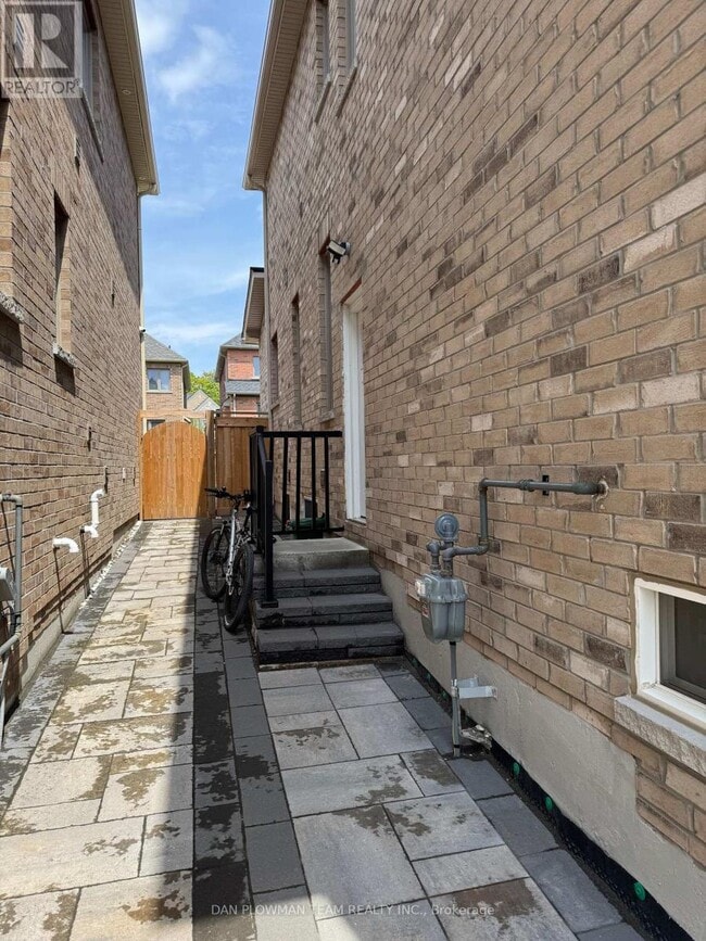 Building Photo - 10 St Ives Cres