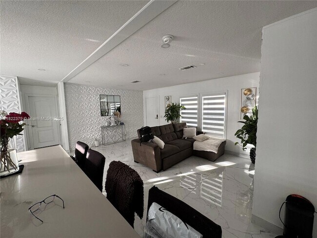 Foto del edificio - 720 N Riverside St