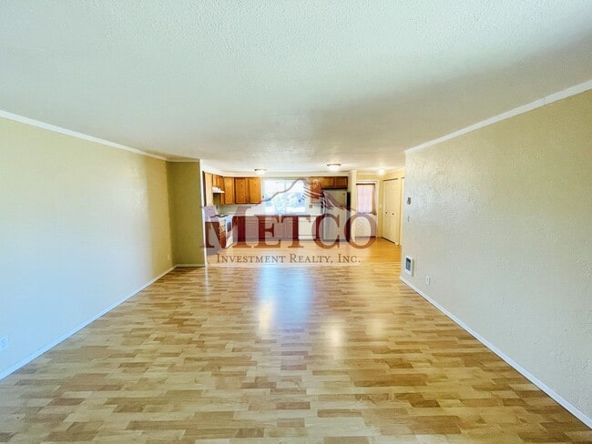 Building Photo - Spacious 4 Bedroom House In Springfield!