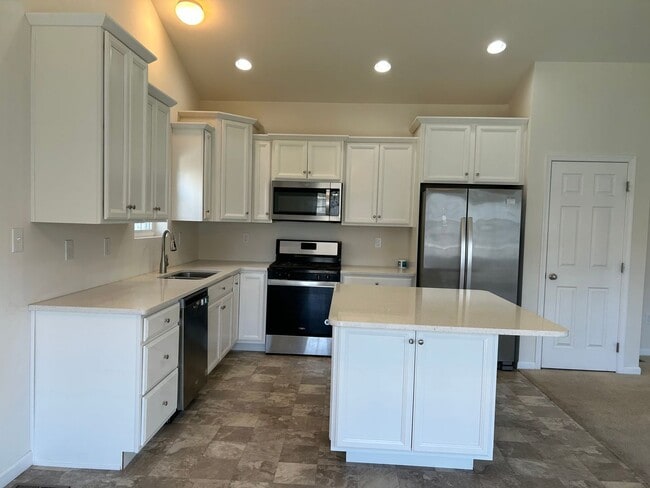Foto del edificio - Stunning 4 bedroom 2.5 Bathroom Home in Ma...