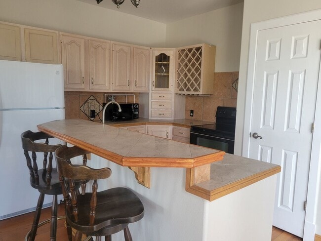 Foto del edificio - ALL PROSPECTIVE TENANTS MUST SUBMIT A $58 NON-REFUNDABLE APPLICATION FEE PER APPLICANT ONLINE AND...