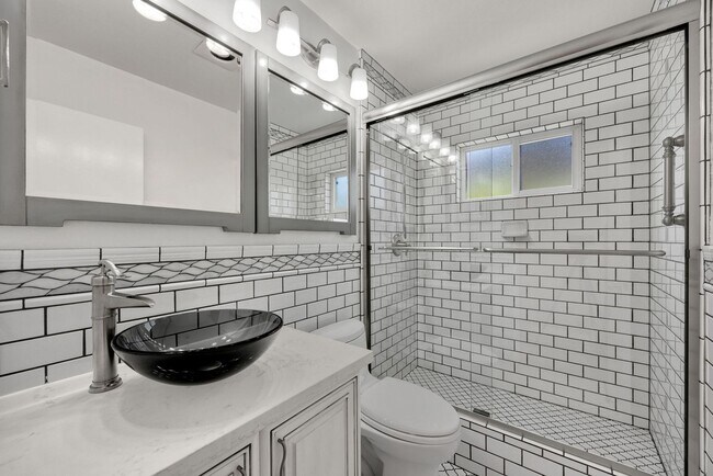 Foto del edificio - Adorable 3 Bed / 2 Bath Home w/ Detached 2 Car Garage