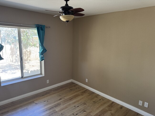 Foto del edificio - 14738 Poplar St