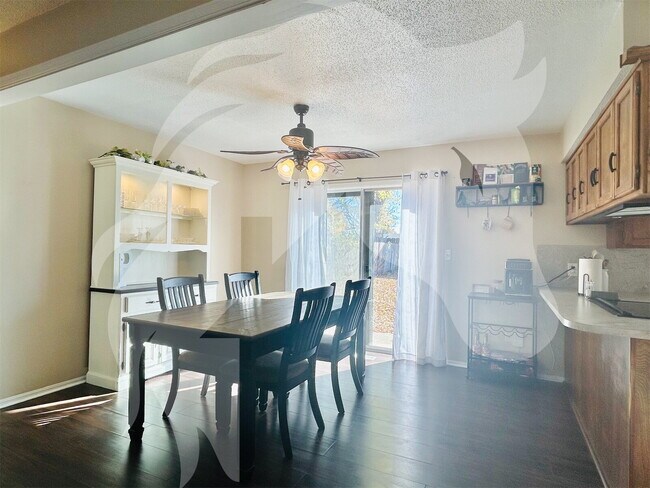 Foto del edificio - "Cozy Comfort Awaits: 3-Bedroom Home with Fireplace on Twilight Ave, Enid, OK!"