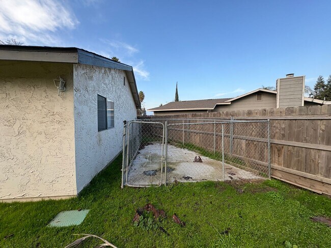 Building Photo - NW Visalia Home Near Shopping Centers Rent...