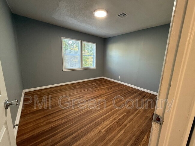 Building Photo - 2626 W 48th St