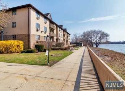 Foto del edificio - 651 Riverside Ave