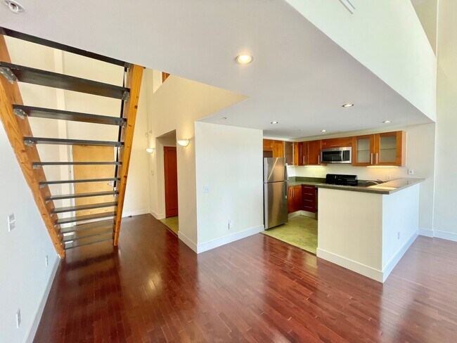 Foto del edificio - 1BR/2BA Spacious and Modern 2-Level View Loft!  Laundry! Storage! Pet! PROGRESSIVE