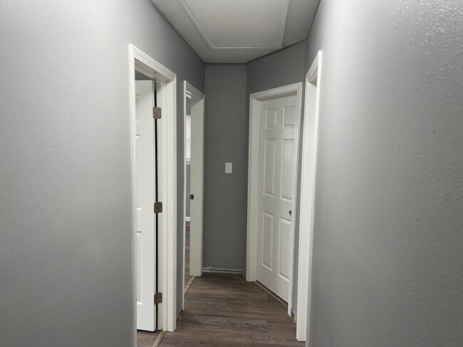 Pasillo a 2 dormitorios adicionales y al dormitorio principal. - 101 Blaylock St