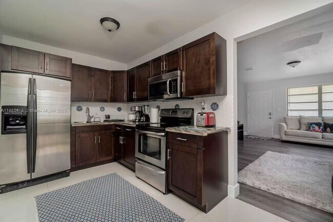 Foto del edificio - 1321 NE 118th St