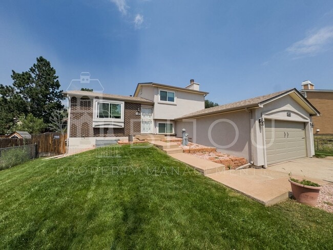 Building Photo - Conveniently Located Tri-Level
