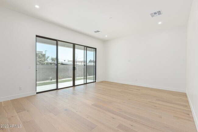 Foto del edificio - 1625 E Lamar Rd