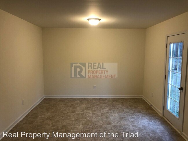 Foto del edificio - 4 br, 2.5 bath House - 502 Menlo Park Rd.