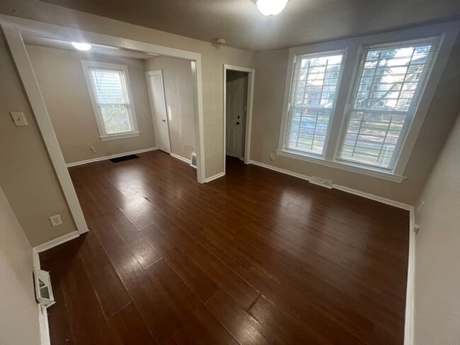 Building Photo - 3BR/2B house with backyard ($350 Move-in fee)