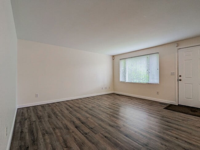Building Photo - Move in ready 3bd/1bth Rambler W/ 1 car Ga...