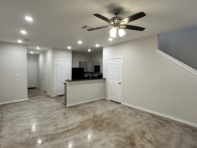Foto del edificio - 6926 Crestway Rd