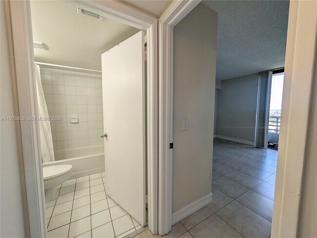 Foto del edificio - 3300 NE 191st St