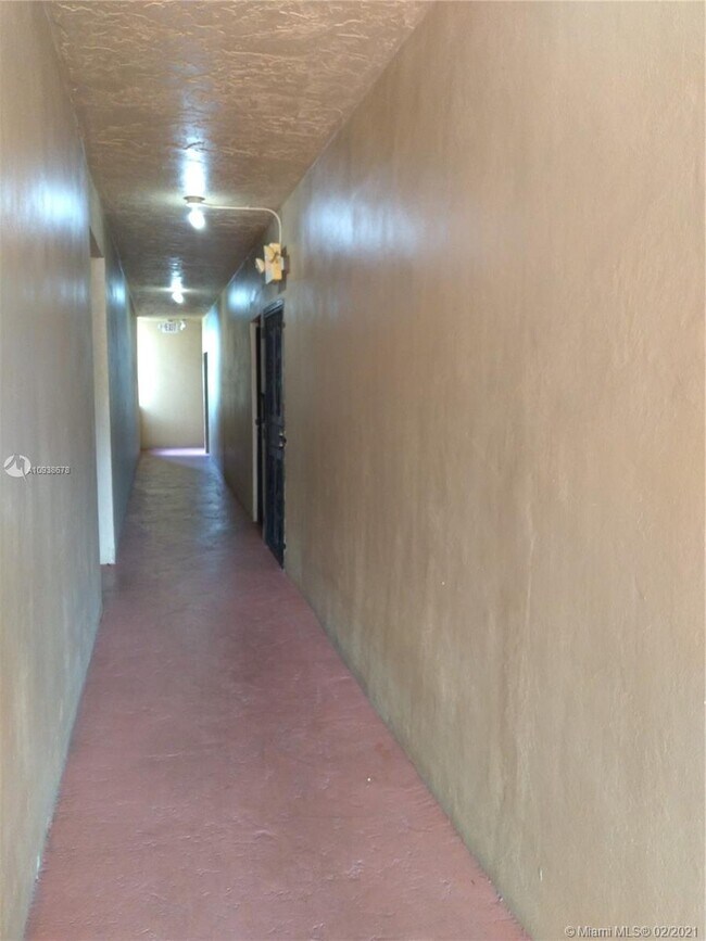 Building Photo - 1750 W 56th St
