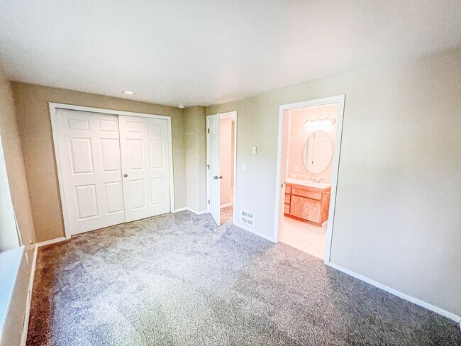 Building Photo - $250 off First Full Months Rent!2 bedroom,...