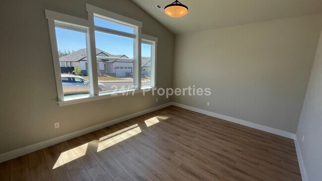 Foto del edificio - Modern 3 BD | 2 BA Home w/ Bonus Room - Es...