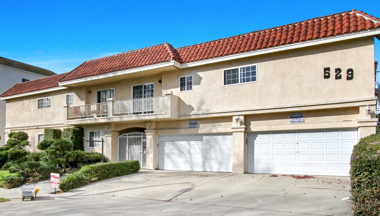 Primary Photo - 529 Montana Ave - 5 blocks to the beach in...