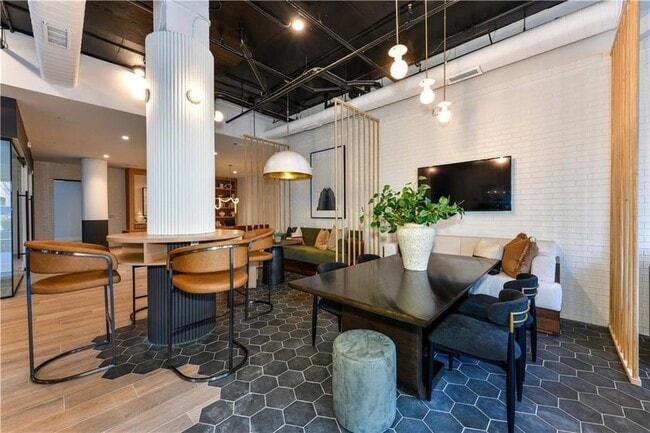 Photo - 508 Main St NE House