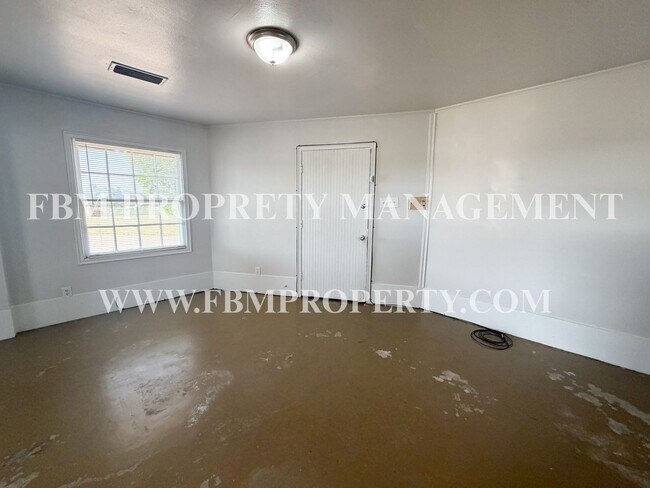 Foto del edificio - 2200 Country Club Rd
