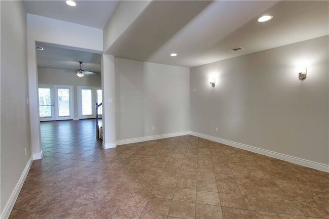 Building Photo - 252 Summer Pointe Dr