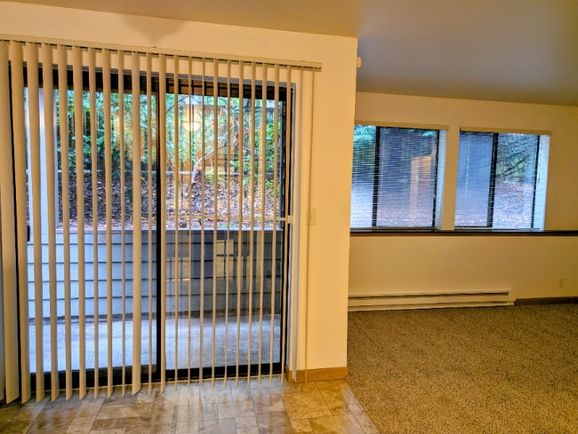 Foto del edificio - 9233 Interlake Ave N