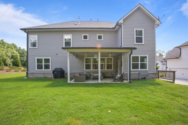Building Photo - Stunning and upgraded 5-bedroom, 4-bath ho...