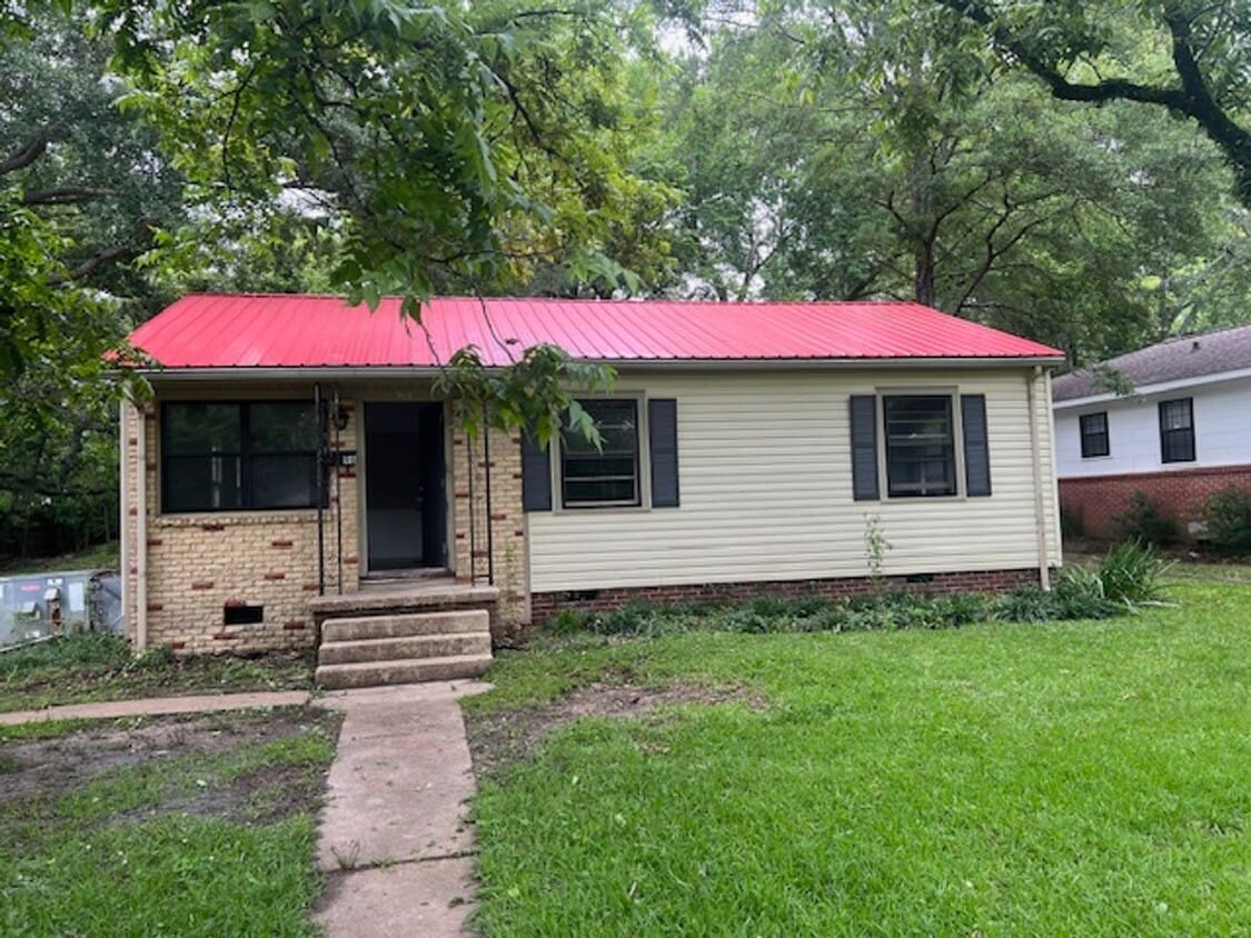 Foto principal - Renovated 5 Bedroom 2 Bath Home for Rent!