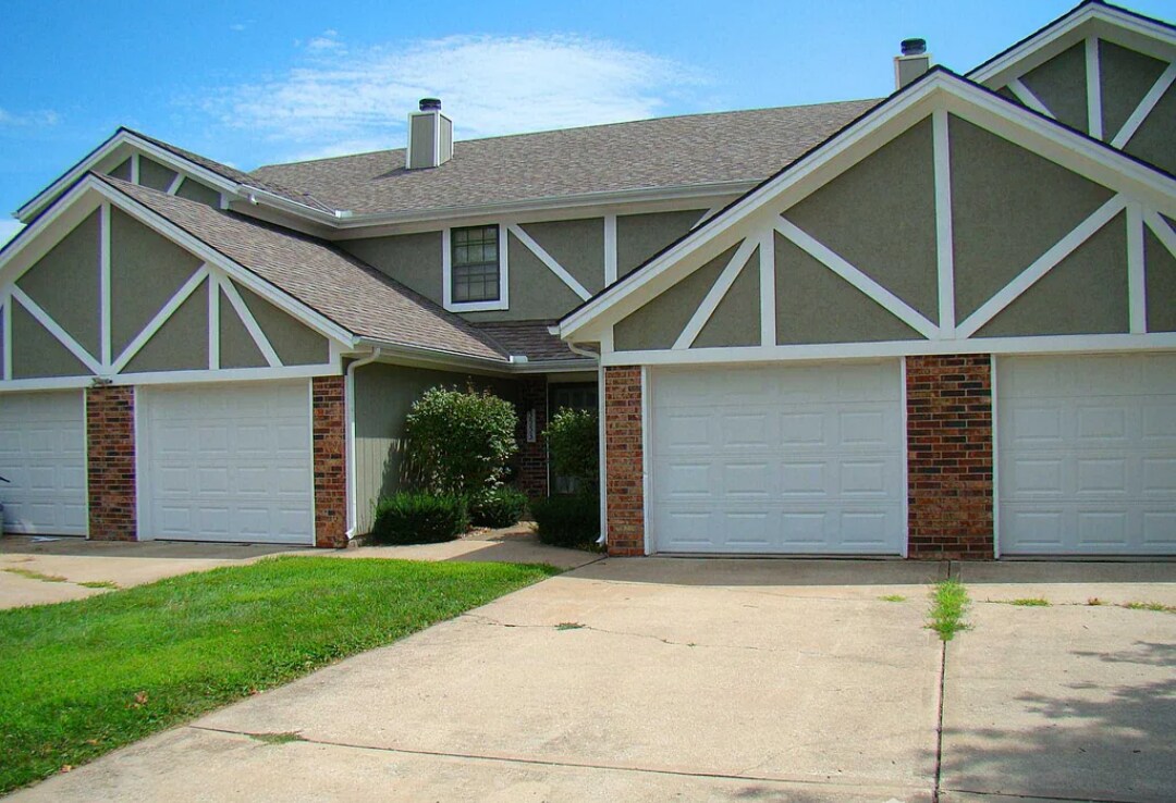3573 NE Independence Ave, Lees Summit, MO 64064 Townhome Rentals in Lees Summit MO