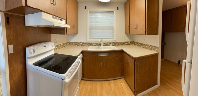 Kitchen - 3122 N Cheyenne St