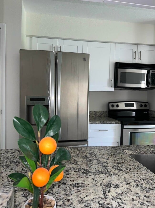 Building Photo - 899 Riverside Dr