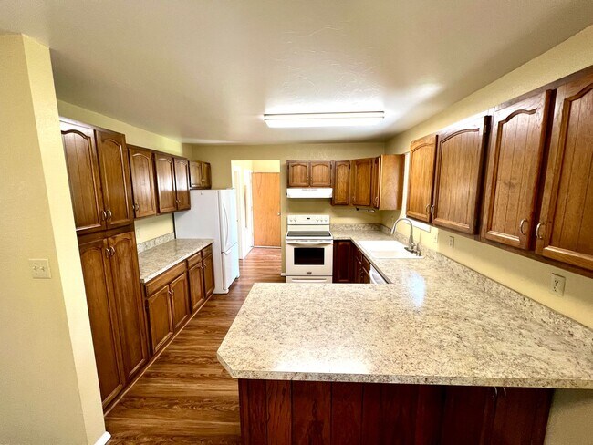 Foto del edificio - Pet Friendly 4 Bed 2 Bath Single Family Home, with Fenced Yard and Garage on Westside of Helena!