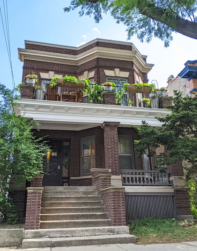 Building Photo - 1057 W Balmoral