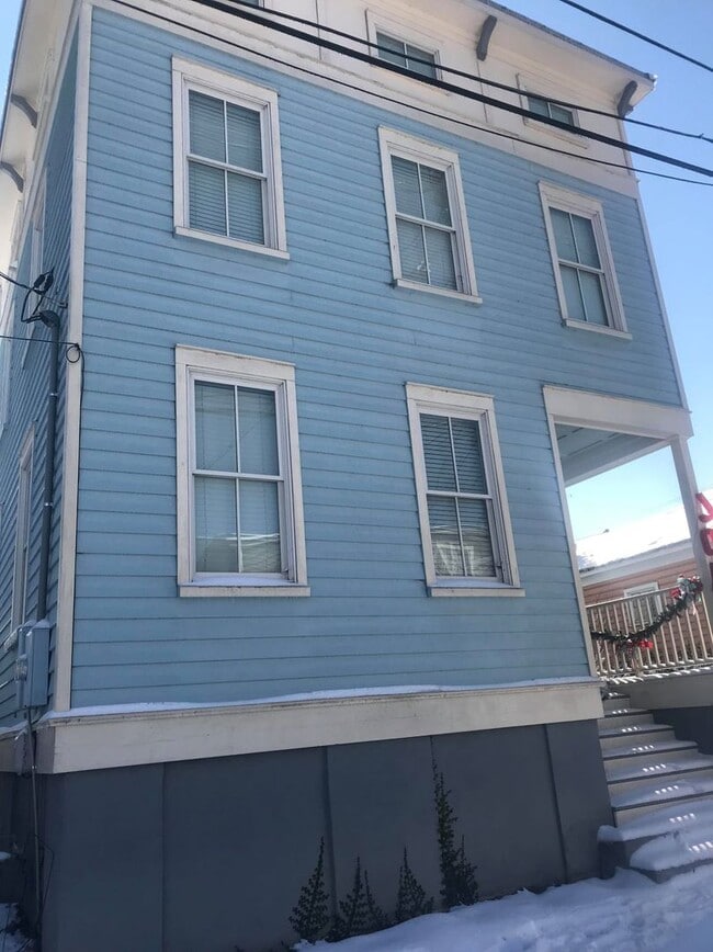 Building Photo - Charming 3-story Home in the Heart of Down...