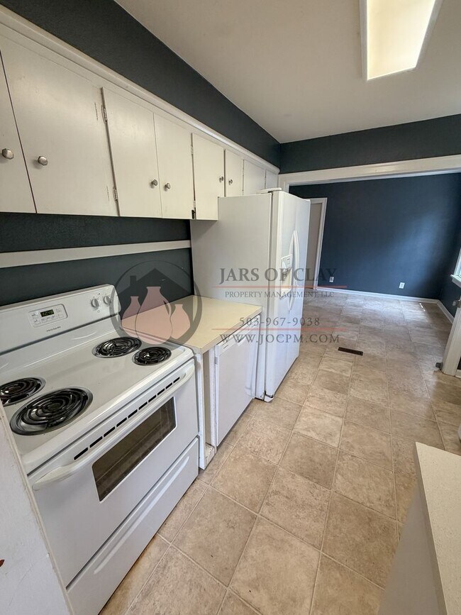 Foto del edificio - Spacious NE Salem Character Home | Pet Friendly | Central Heat