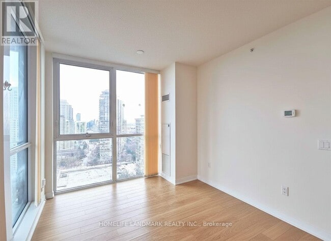 Photo du bâtiment - 75 Eglinton Ave W
