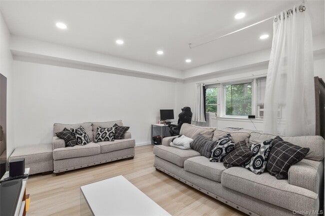 Building Photo - 140 N Broadway