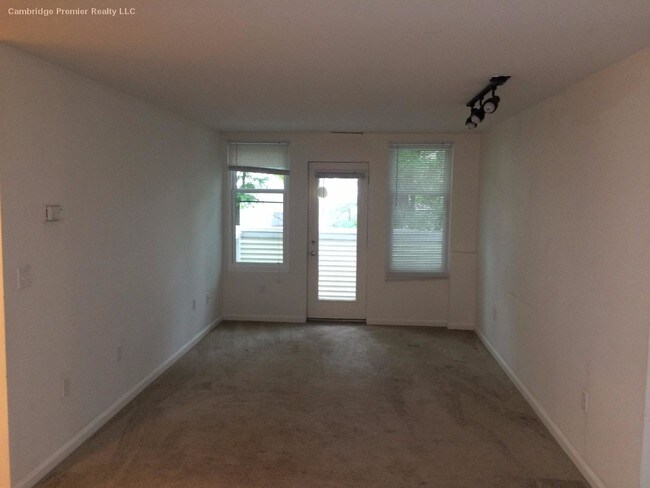 Building Photo - 218 Thorndike St
