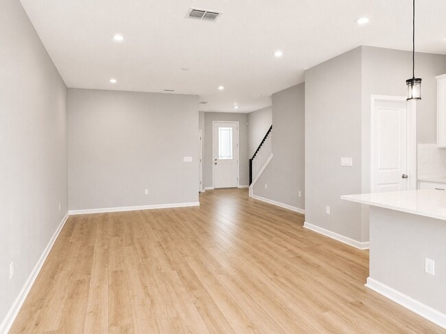 Building Photo - Like New Avalon Park Townhouse