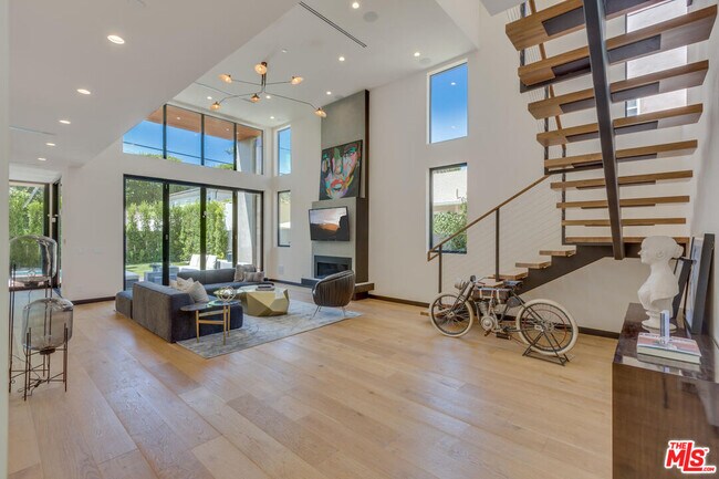 Foto del edificio - 8724 Rosewood Ave