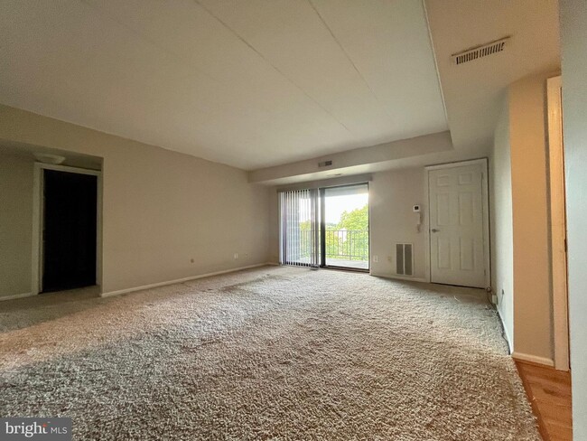 Foto del edificio - 263 E Village Rd