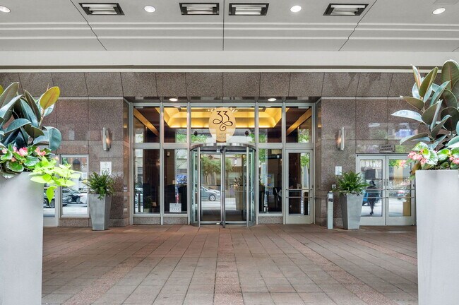 Foto del edificio - 33 W Ontario St