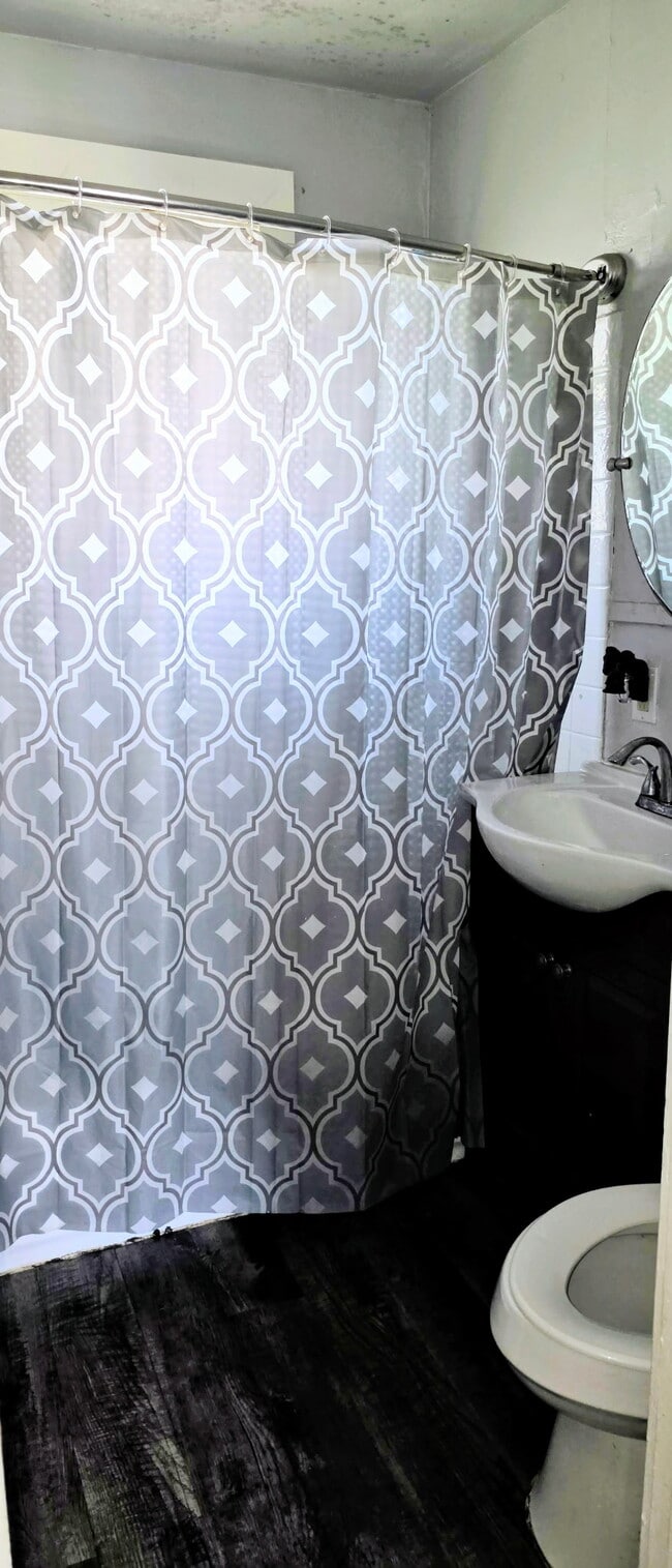 Foto del edificio - 1318 W 10th St